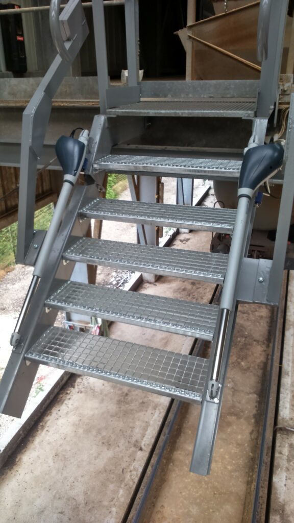 Escalier motorisé en caillebotis pour wagons de marchandise, vue de face, installation industrielle à Romilly-sur-Seine.