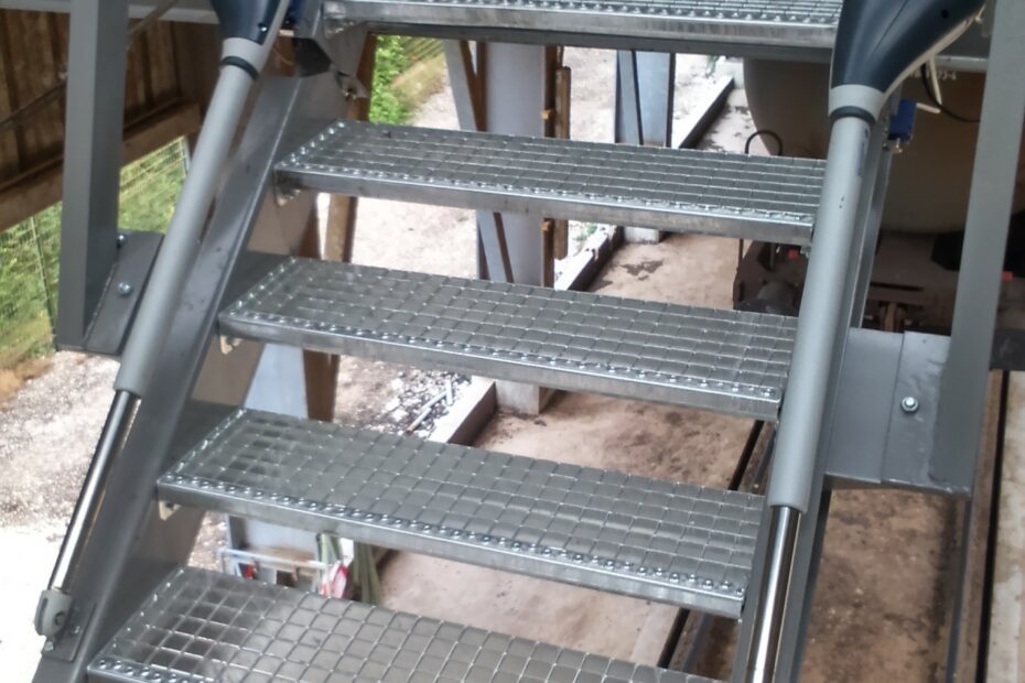 Escalier motorisé en caillebotis pour wagons de marchandise, vue de face, installation industrielle à Romilly-sur-Seine.