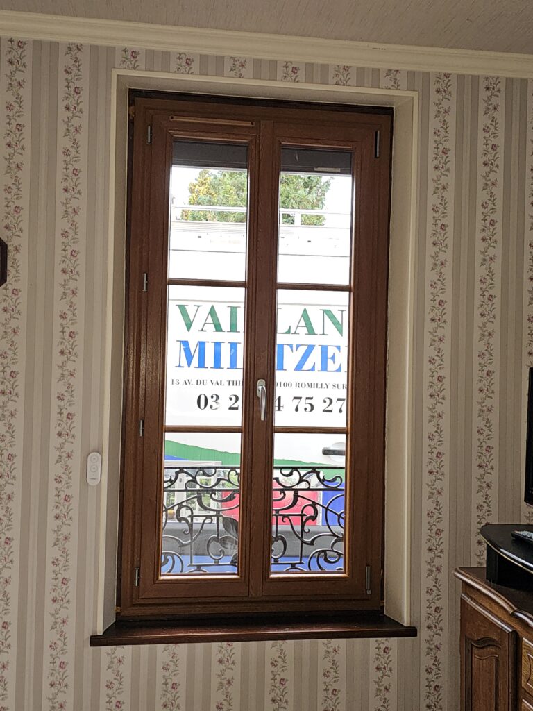 Vue intérieure de la fenêtre PVC posée en rénovation sur bâti bois existant.