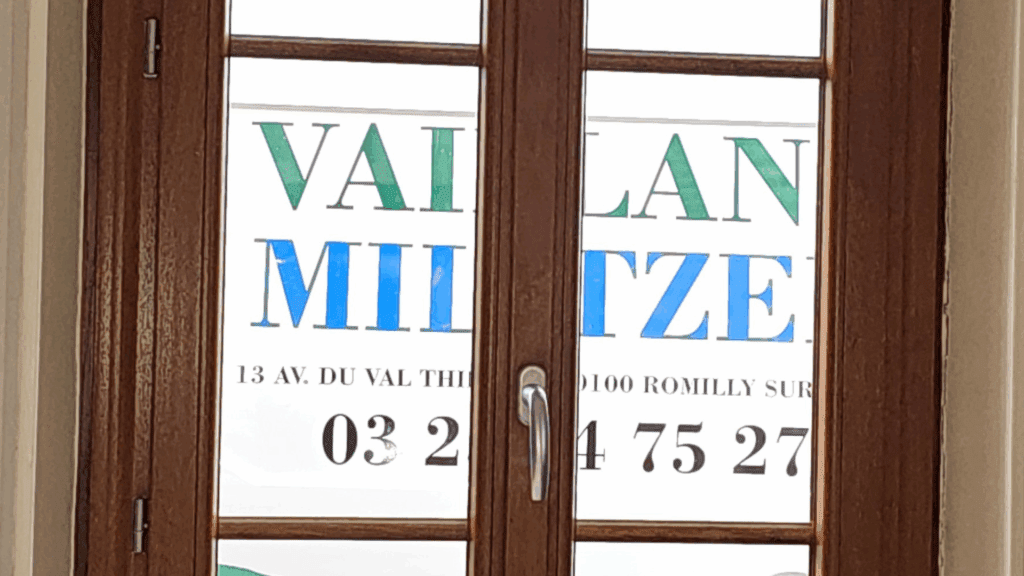 Détail du vitrage isolant 4/20/4 faible émissivité et des petits bois alu horizontaux.