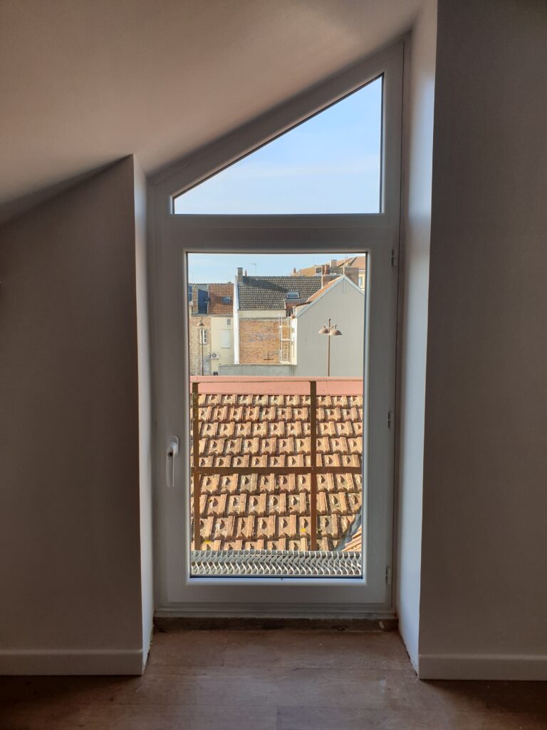 Fenêtre PVC 1 vantail avec imposte trapèze, coloris blanc, double vitrage clair – Excéo Design Franciaflex.