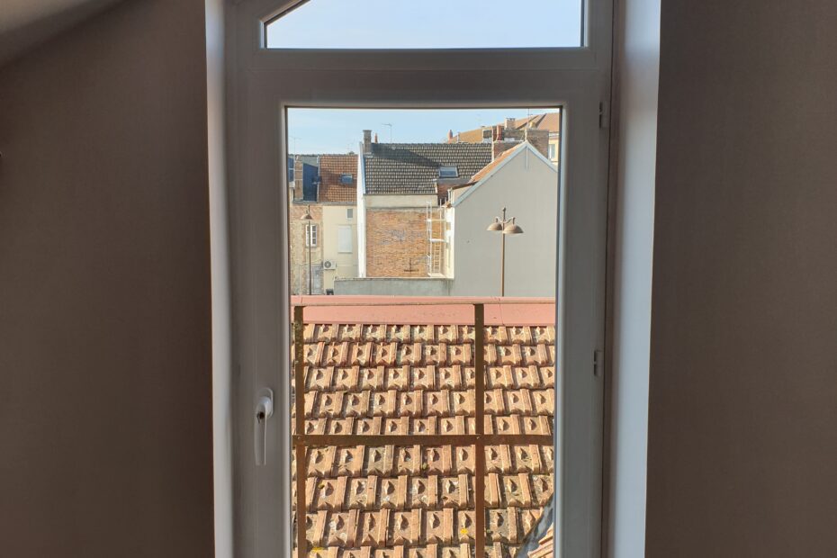 Fenêtre PVC 1 vantail avec imposte trapèze, coloris blanc, double vitrage clair – Excéo Design Franciaflex.