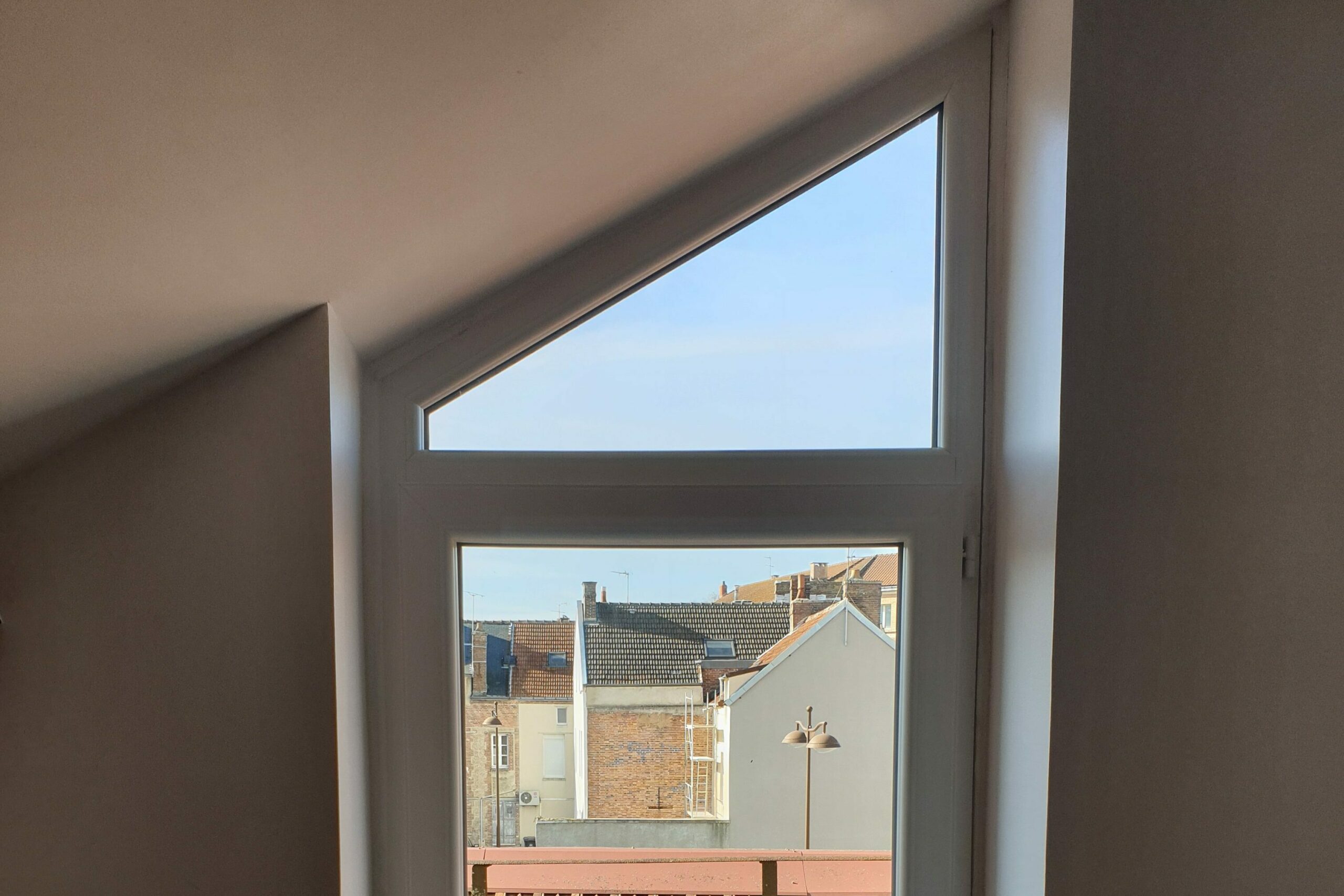 Fenêtre PVC 1 vantail avec imposte trapèze, coloris blanc, double vitrage clair – Excéo Design Franciaflex.