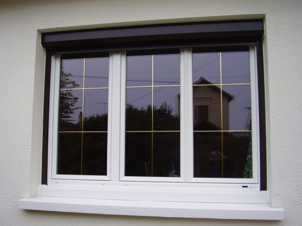 Fenêtre PVC 3 vantaux avec oscillo-battant, et petits-bois alu laiton.