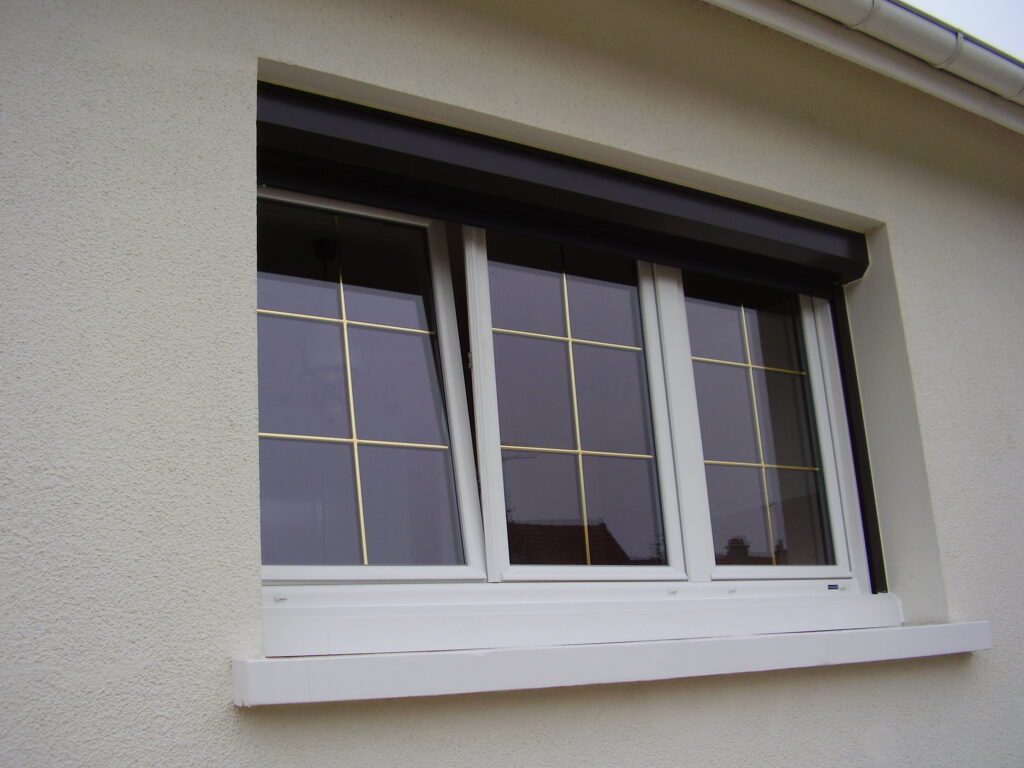 Détail des petits-bois intégrés aluminium laiton et du système oscillo-battant.
