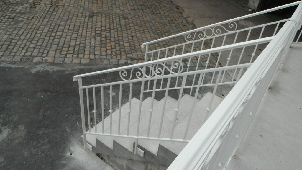 Garde-corps en acier blanc fabriqué sur mesure avec motifs volutes et cercles