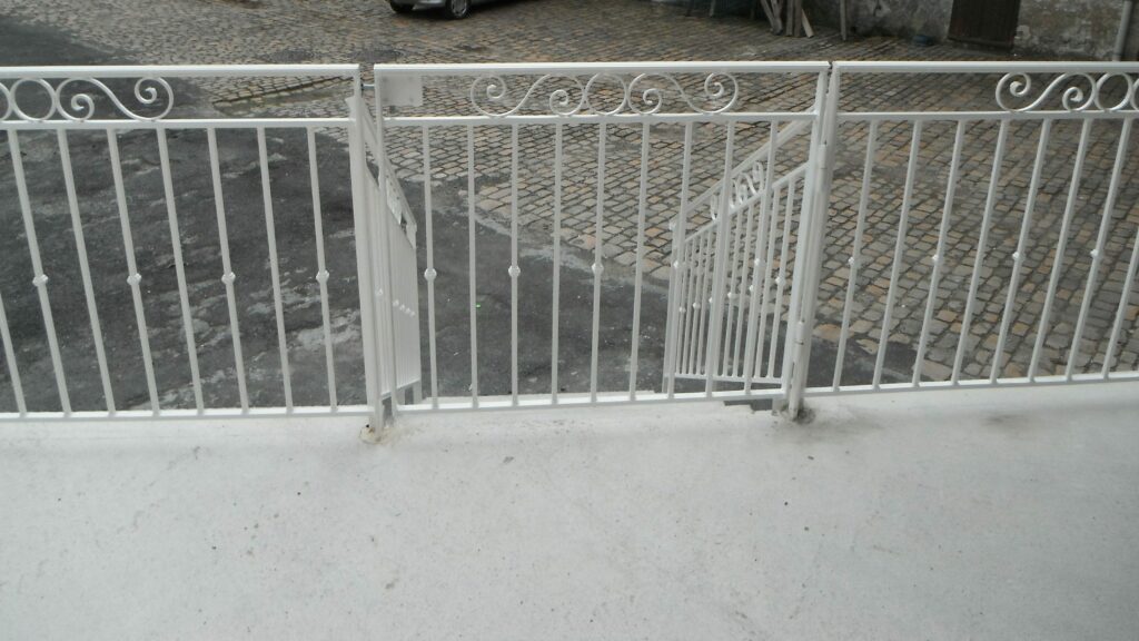 Portillon intégré dans le garde-corps en acier sur mesure.