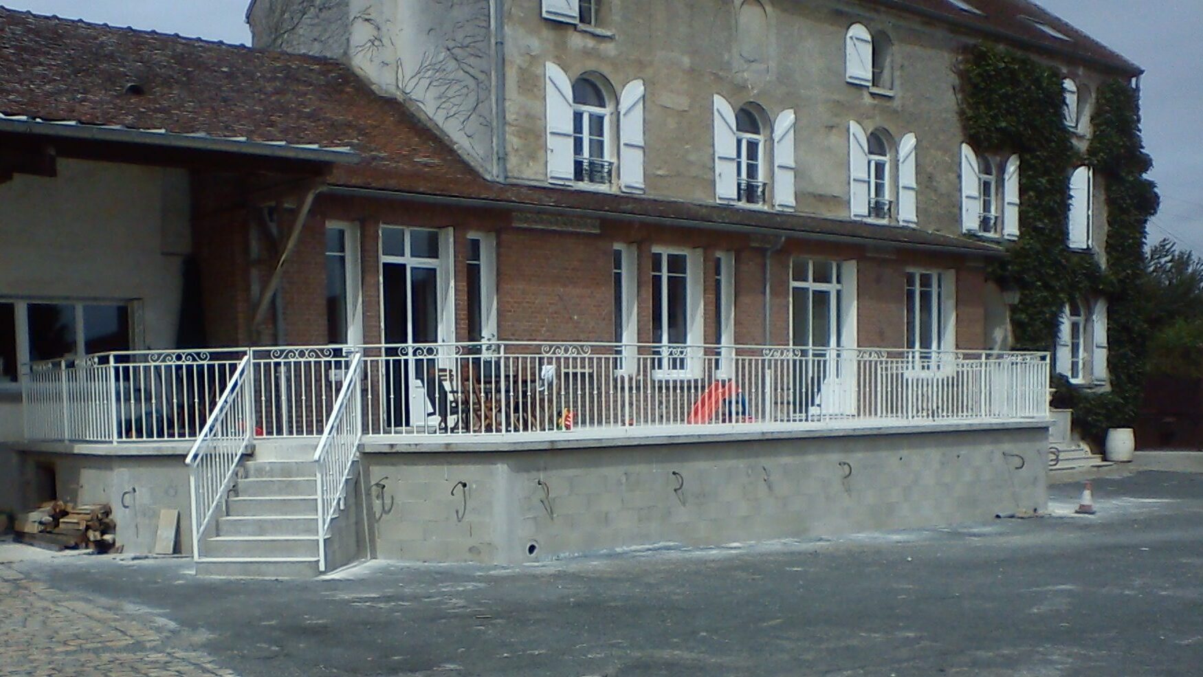 Vue d’ensemble du garde-corps avec éléments droits et rampants, fixation sur platines.