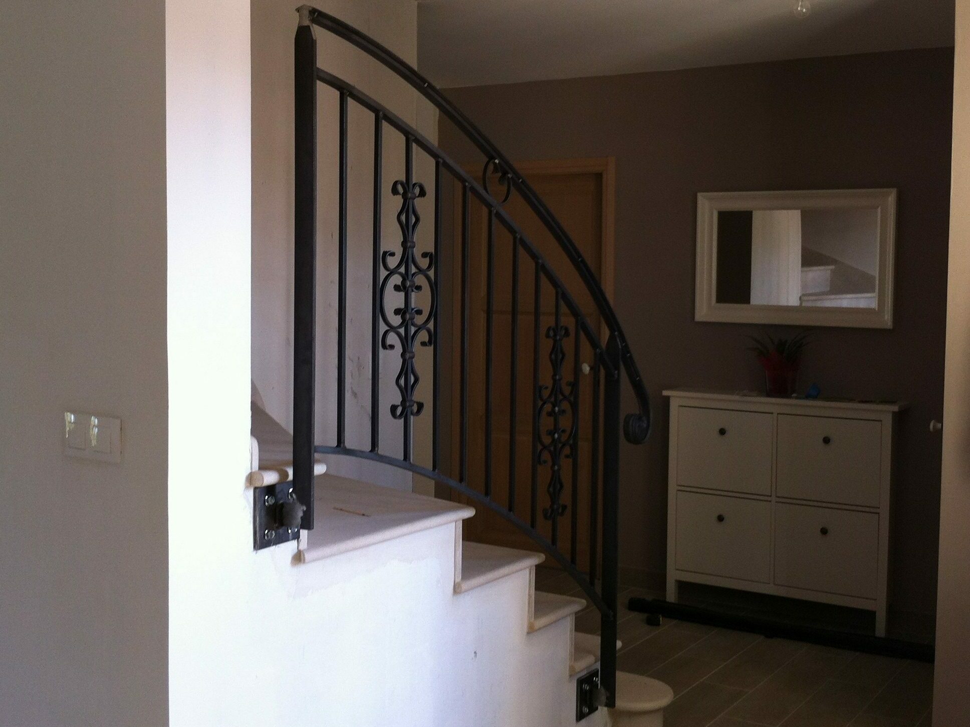 Ensemble chevillé sur platine avec éléments rampants fixés à l’anglaise