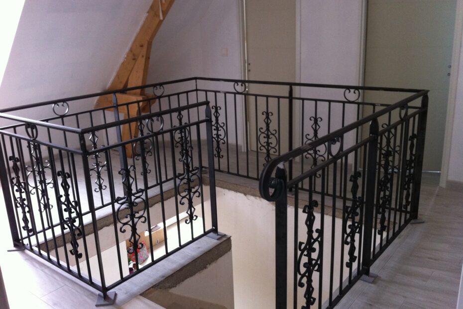 Garde-corps en acier brut sur mesure, ossature en fer plat avec main courante moulurée.