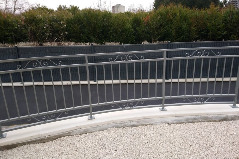 Garde-corps en acier sur mesure coloris gris – angle latéral.