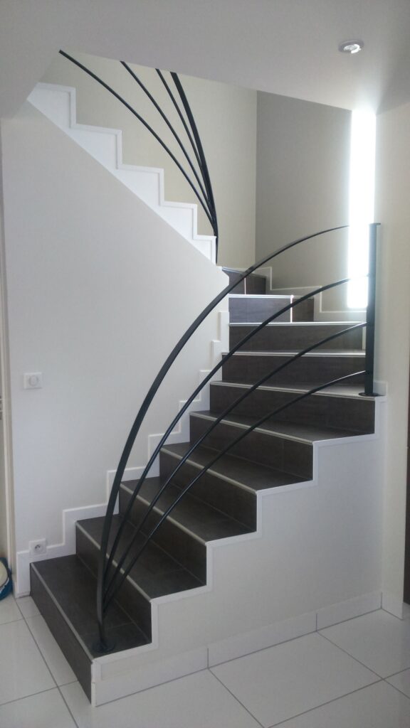 Garde-corps en acier noir sur mesure, poteaux et lisses en fer plat.