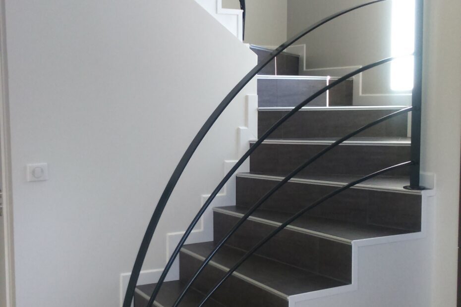 Garde-corps en acier noir sur mesure, poteaux et lisses en fer plat.