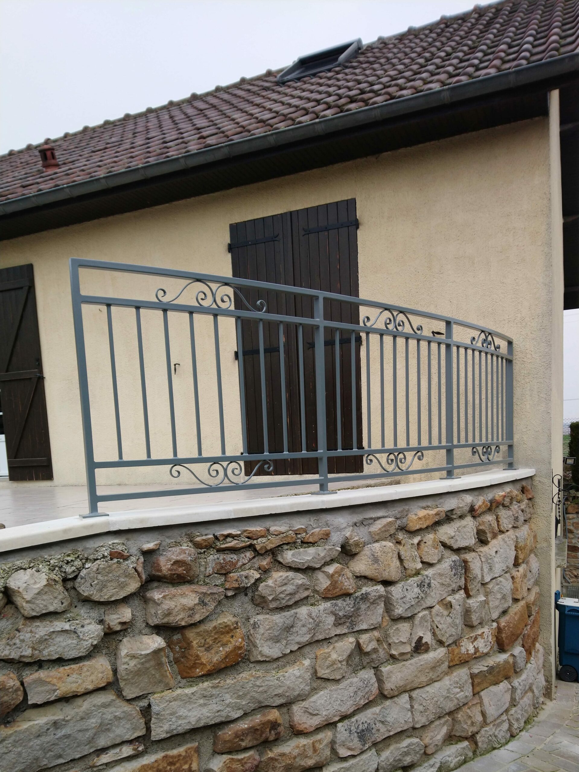 Garde-corps en acier sur mesure coloris gris – vue de côté du muret.
