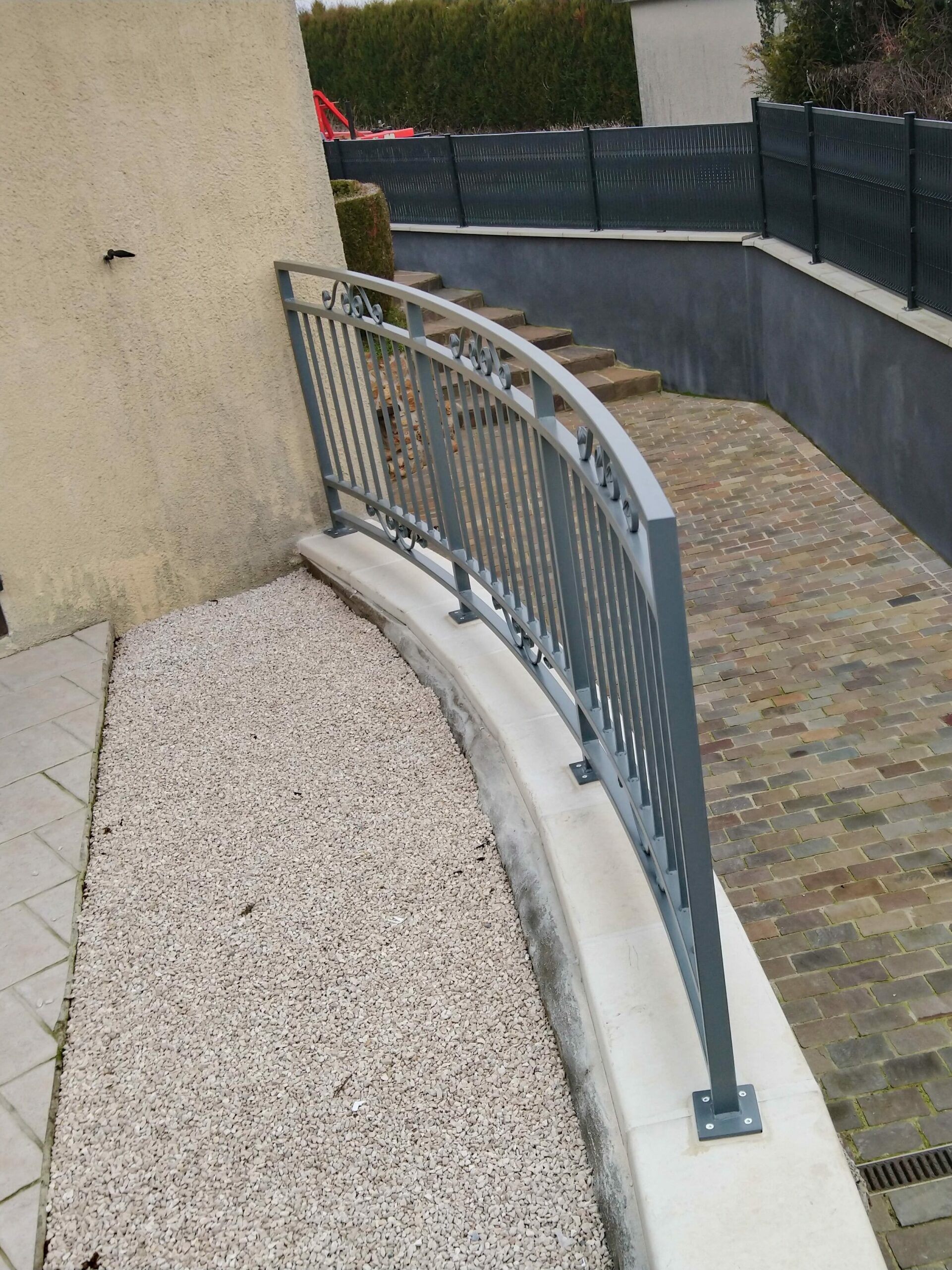 Garde-corps en acier sur mesure coloris gris – vue d’ensemble, angle frontal