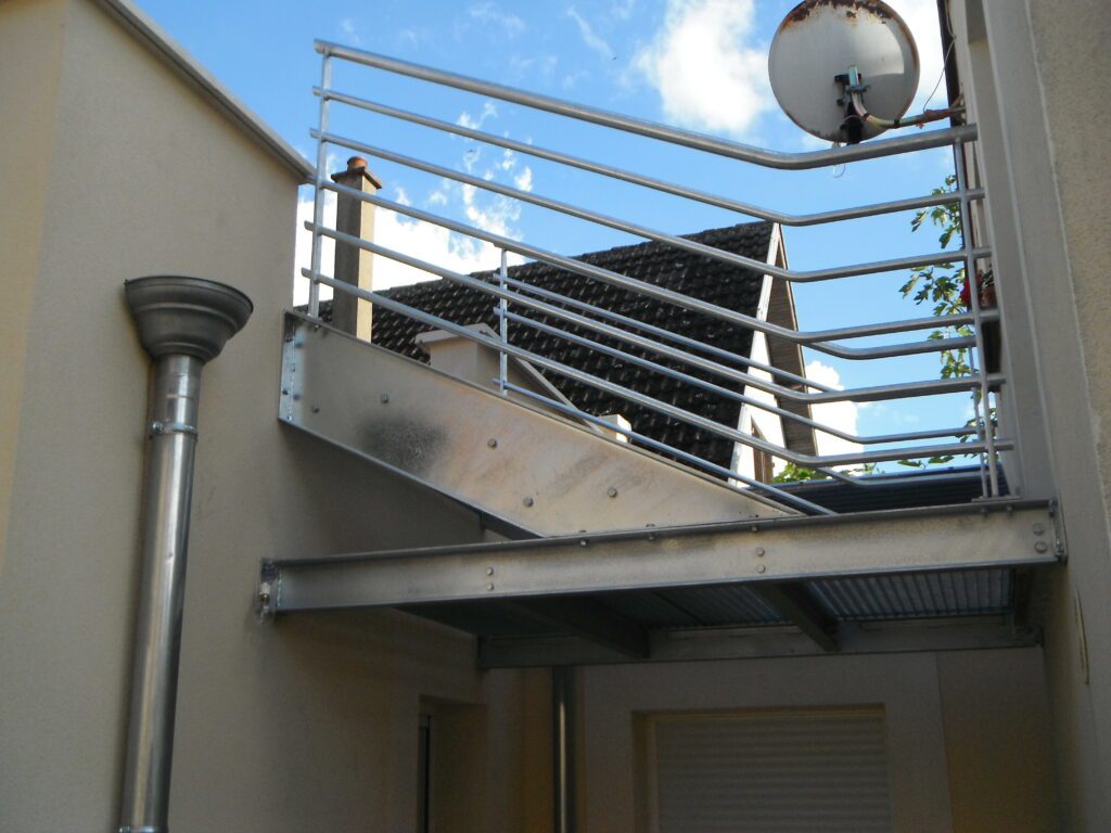 Détail de la passerelle, ossature UPN et garde-corps en tube rond et fer plat.