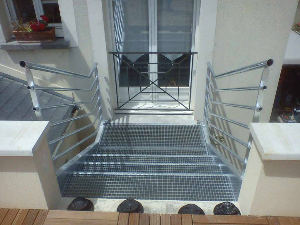 Vue de la passerelle depuis la porte-fenêtre.