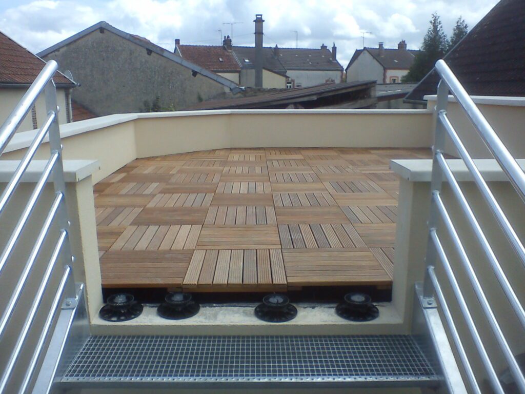 Vue de la passerelle installée sur la terrasse.