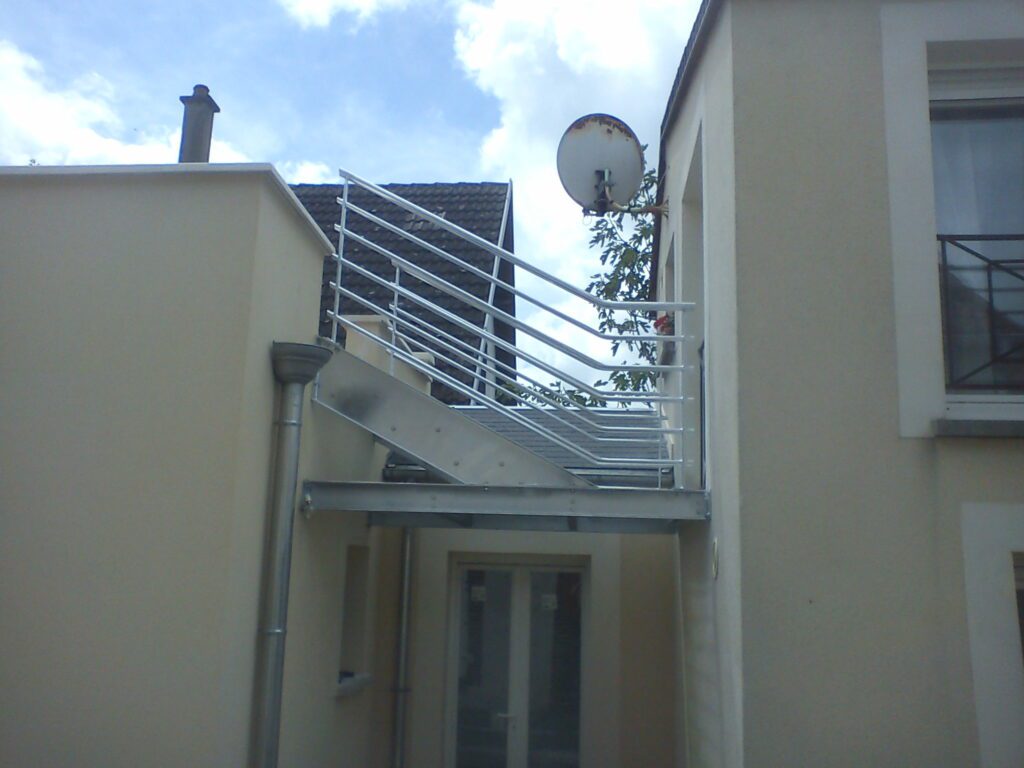 Après l’installation : passerelle en acier galvanisé avec garde-corps intégrés.
