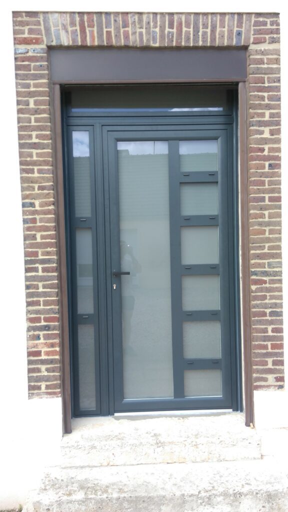 Porte d’entrée aluminium 1 vantail avec imposte et fixe latéral, coloris gris anthracite