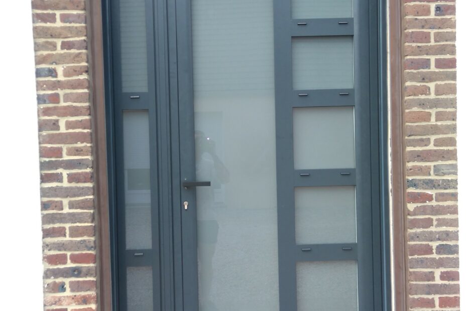 Porte d’entrée aluminium 1 vantail avec imposte et fixe latéral, coloris gris anthracite