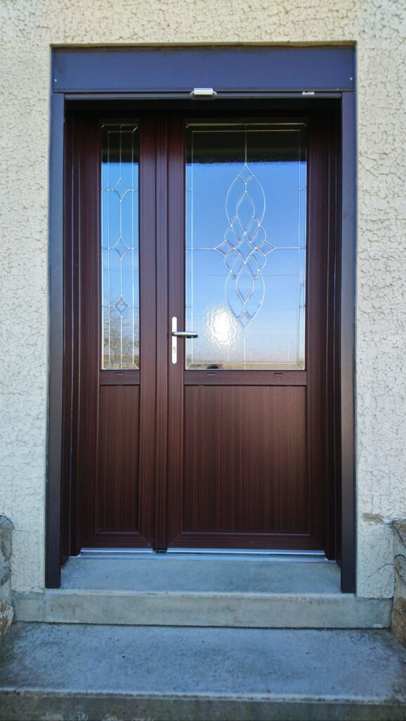 Nouvelle porte d’entrée PVC deux vantaux tiercé coloris Acajou avec vitrage Thiffany – Vaillant Militzer