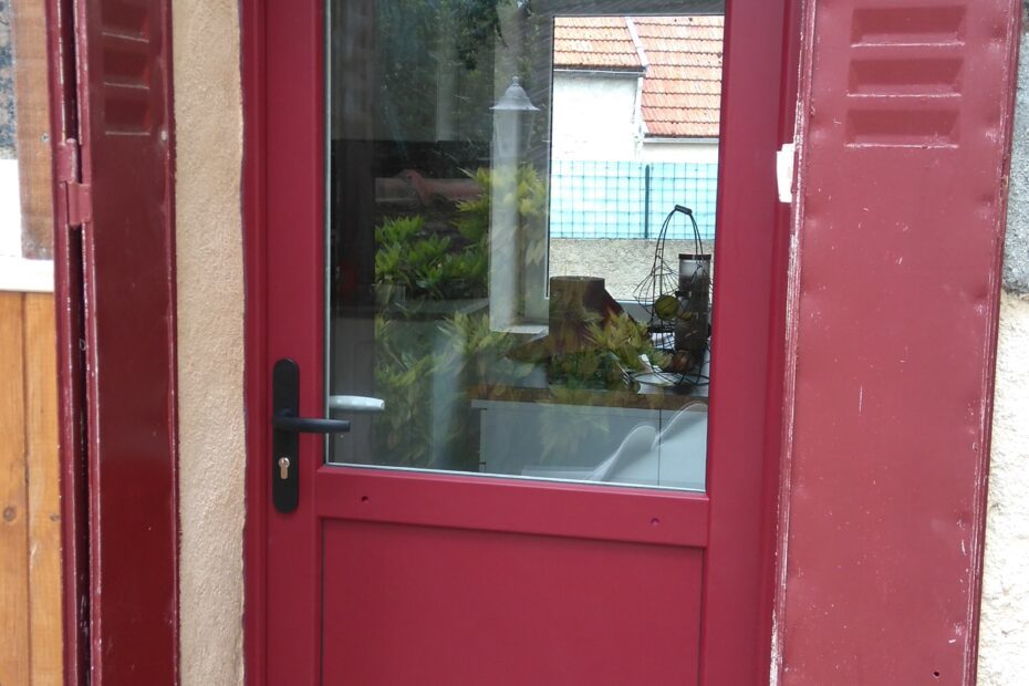 Porte d’entrée PVC 1 vantail, coloris rouge extérieur et blanc intérieur, modèle Excéo Design Franciaflex.
