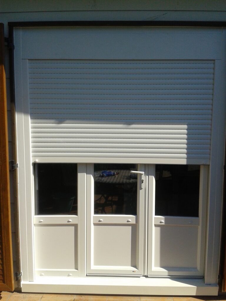 Porte-fenêtre PVC avec volet roulant intégré, modèle Excéo Design Franciaflex, coloris blanc.
