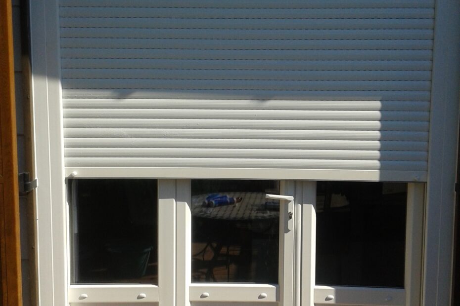 Porte-fenêtre PVC avec volet roulant intégré, modèle Excéo Design Franciaflex, coloris blanc.