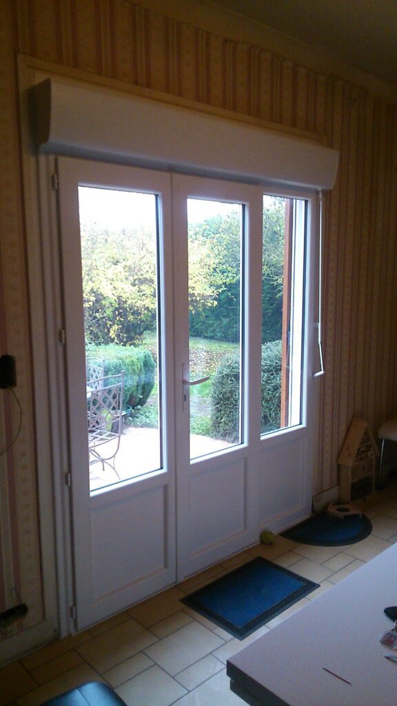 Vue intérieure de la porte-fenêtre PVC double vantaux et fixe latéral.