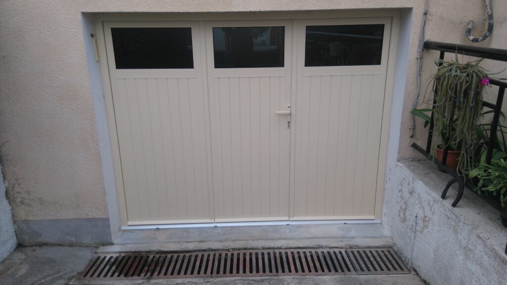 Porte de garage battante 3 vantaux modèle Luxembourg RV 85, coloris Ivoire RAL1015, panneaux sandwich 30 mm.