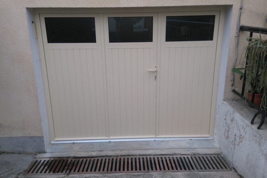 Porte de garage battante 3 vantaux modèle Luxembourg RV 85, coloris Ivoire RAL1015, panneaux sandwich 30 mm.