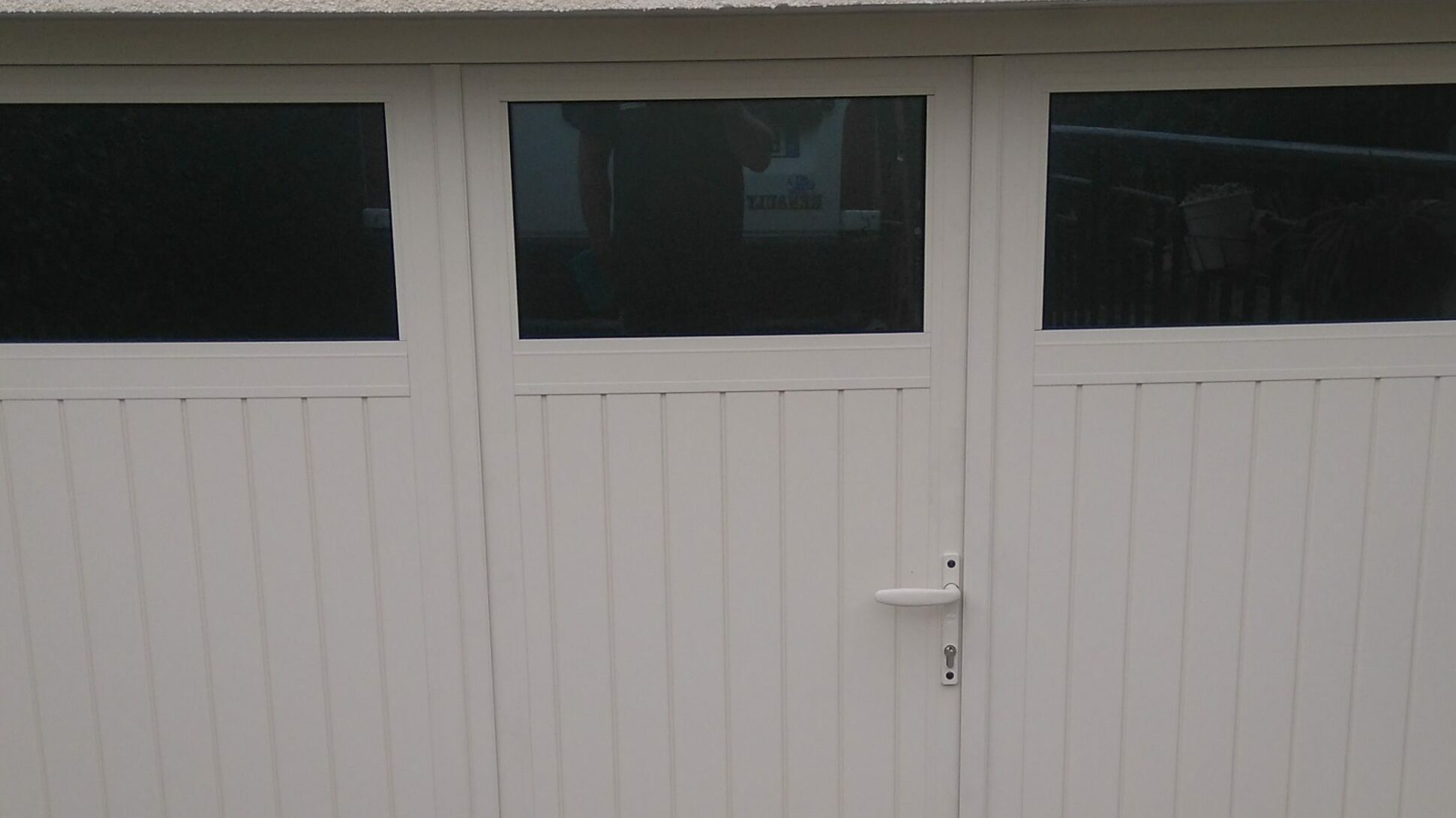 Porte de garage battante 3 vantaux modèle Luxembourg RV 85, coloris Ivoire RAL1015, panneaux sandwich 30 mm.