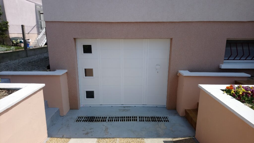 Porte de garage coulissante latérale modèle Lituanie RH 260, coloris blanc, motorisation SOMMER Duo 650.