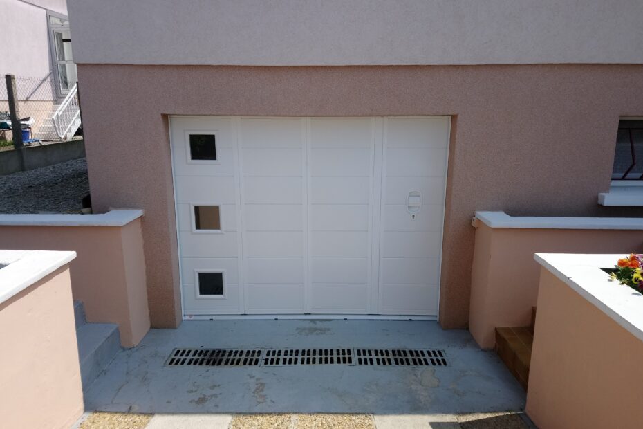 Porte de garage coulissante latérale modèle Lituanie RH 260, coloris blanc, motorisation SOMMER Duo 650.