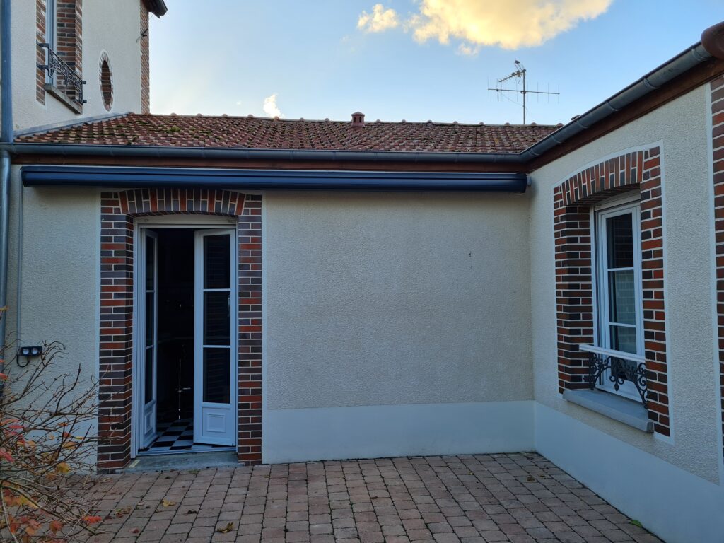 Store Félicia fermé – armature gris anthracite, toile blanche.