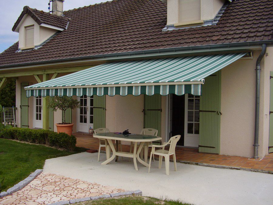 Store New Sumba 180 ouvert, vue en angle de la terrasse, installation professionnelle adaptée à l’espace disponible