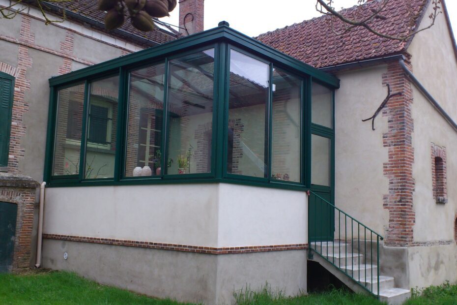 Vue d’ensemble de la véranda aluminium avec châssis coulissants 2 vantaux + porte et finition thermolaquée vert
