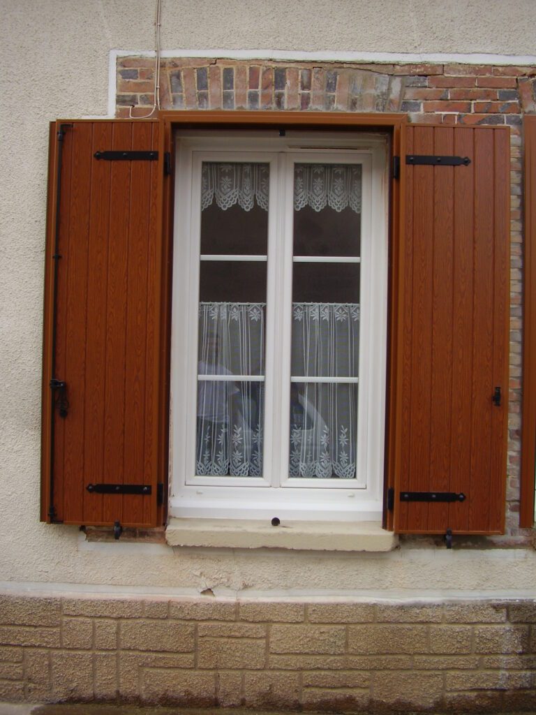 Volet battant aluminium Apollon 2 vantaux égaux, coloris Chêne Miel, panneaux sandwich isolant, poignée et ferrage noirs, ouvert