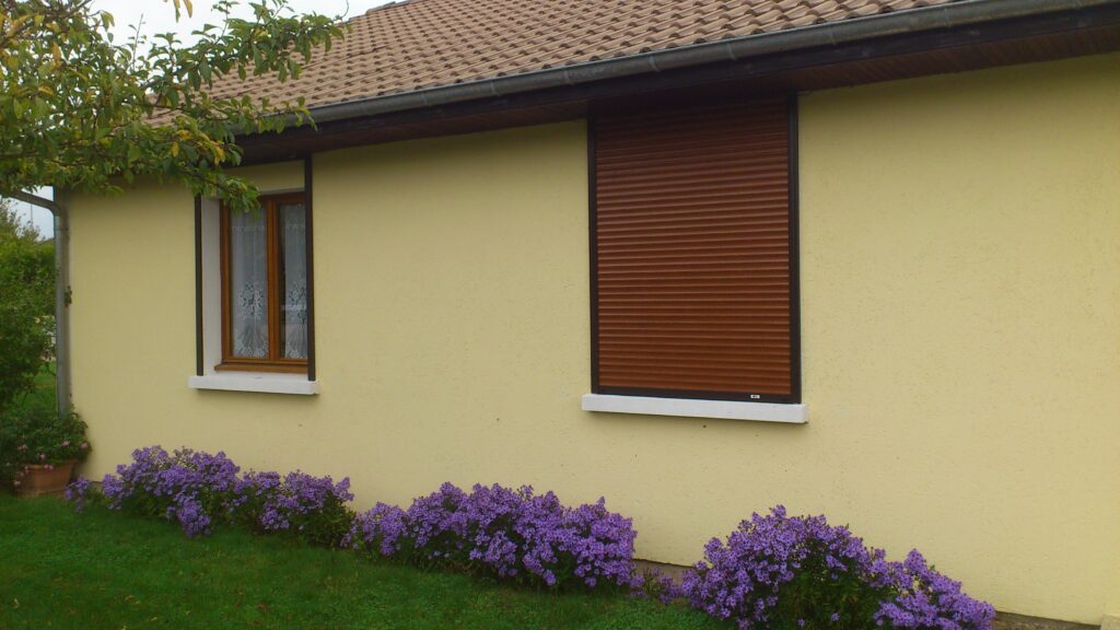Volets roulants aluminium Rénobloc avec enroulement intérieur, tablier ton bois et coffre brun, pose sous linteau