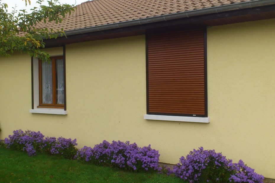 Volets roulants aluminium Rénobloc avec enroulement intérieur, tablier ton bois et coffre brun, pose sous linteau