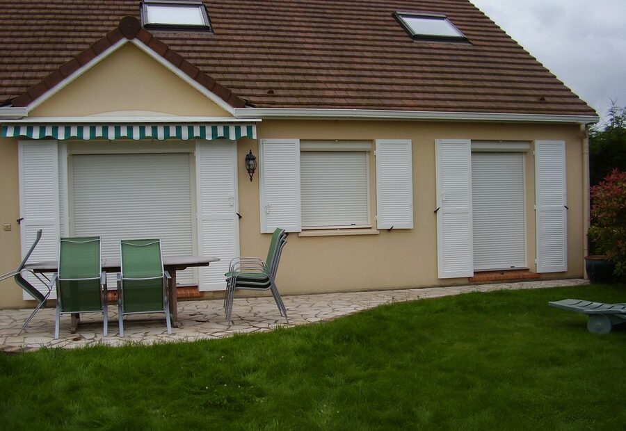 Volet roulant aluminium modèle Rénobloc posé sous linteau, coffre extérieur blanc, installation sur mesure