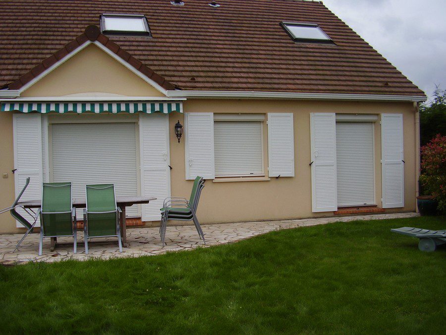 Volet roulant aluminium modèle Rénobloc posé sous linteau, coffre extérieur blanc, installation sur mesure
