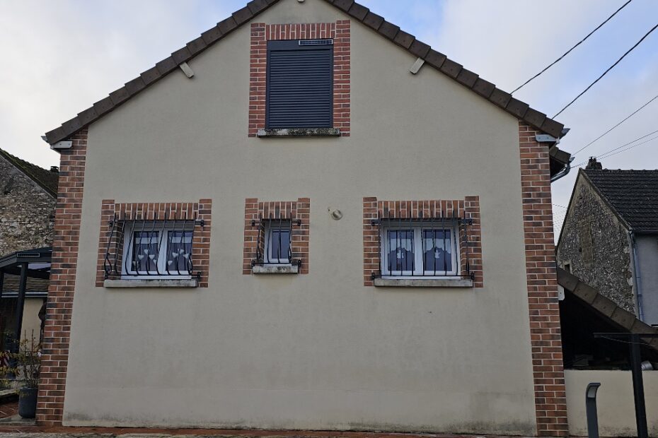 Façade de maison vue de loin avec grilles de défense rénovées par Vaillant Militzer
