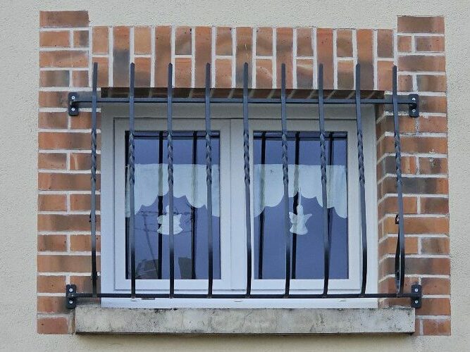 Seconde grille de défense rénovée sur fenêtre 2 vantaux par Vaillant Militzer à Romilly-sur-Seine