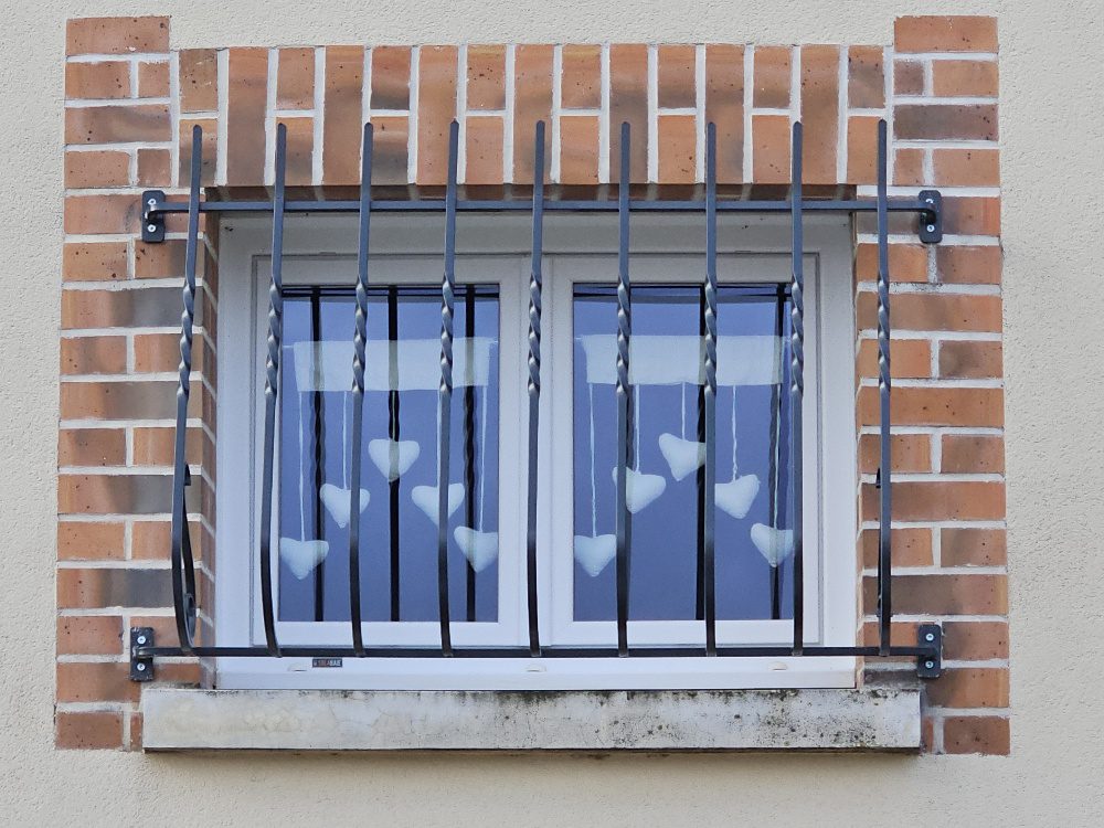 Grille de défense rénovée sur fenêtre 2 vantaux par Vaillant Militzer à Romilly-sur-Seine