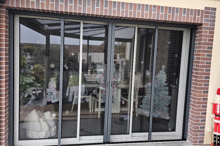 Moustiquaire plissée Franciaflex PROTEC'Plissé fermée, installation Vaillant Militzer, baie coulissante 2 vantaux