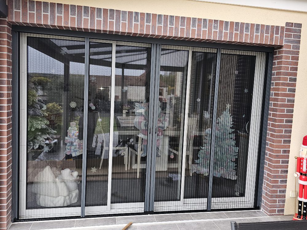 Moustiquaire plissée Franciaflex PROTEC'Plissé fermée, installation Vaillant Militzer, baie coulissante 2 vantaux