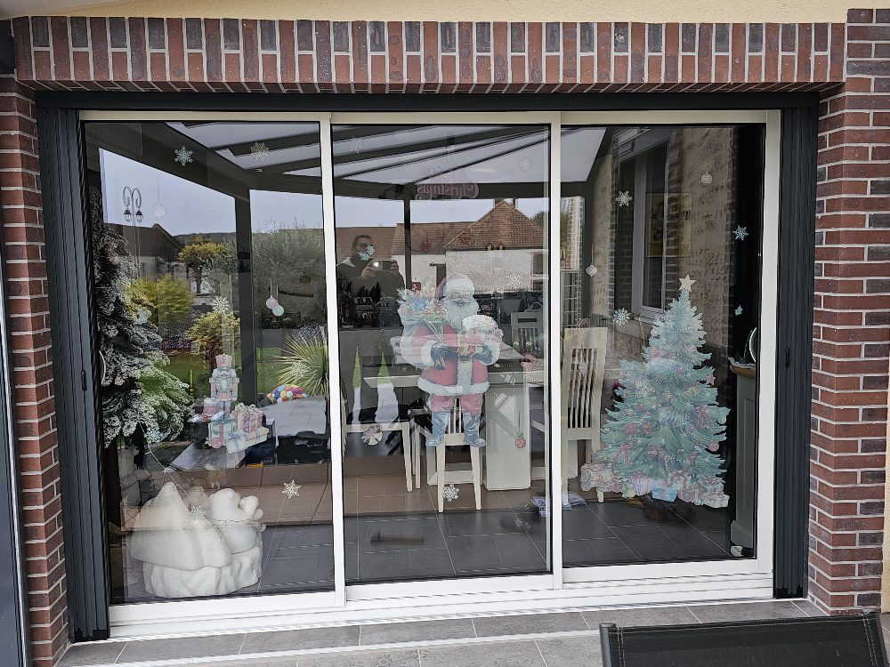 Moustiquaire plissée Franciaflex PROTEC'Plissé ouverte sur baie coulissante 2 vantaux, installation Vaillant Militzer