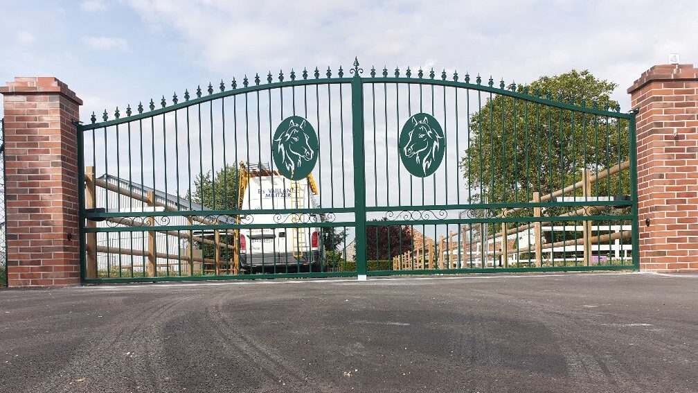 Détail motif cheval en tôle découpée au laser sur portail acier vert mousse